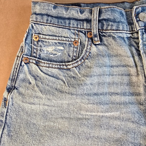 American Eagle Strigid High Rise Distressed Denim Shorts Light Wash Blue Size 6 - Picture 7 of 16